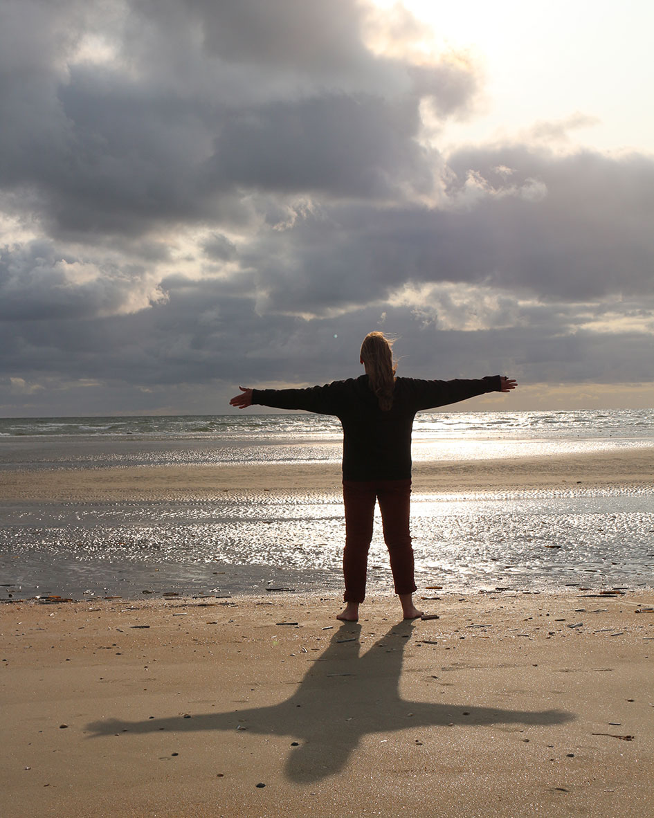 Ausgeglichen, entspannt lebendig am Strand